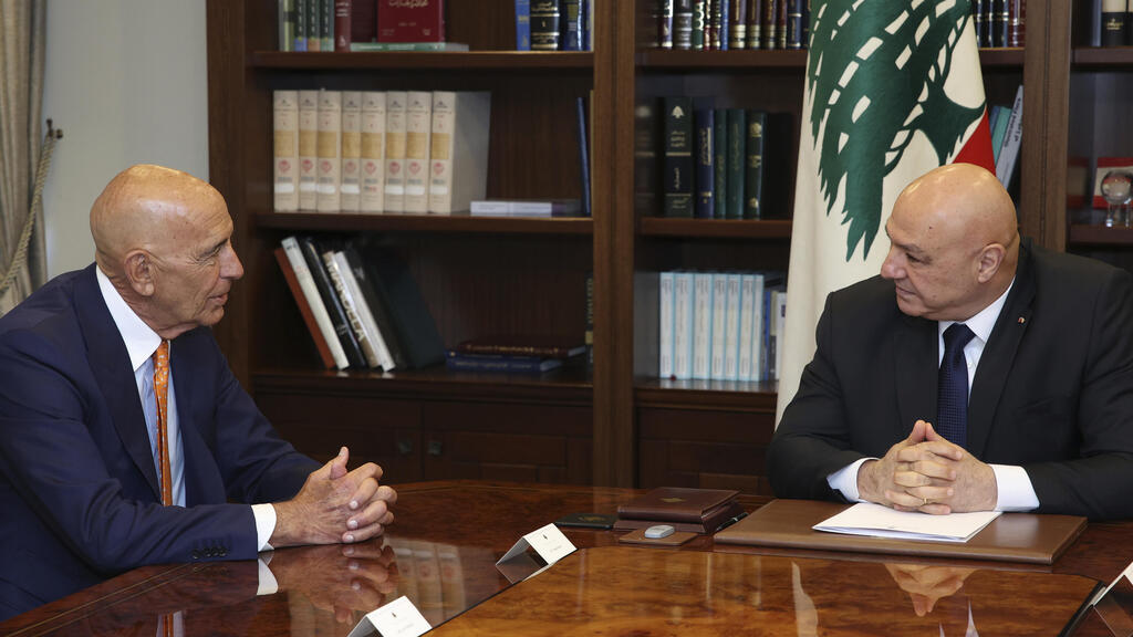 נשיא לבנון ג'וזף עאון (מימין) עם השליח תומאס ברק בביירות