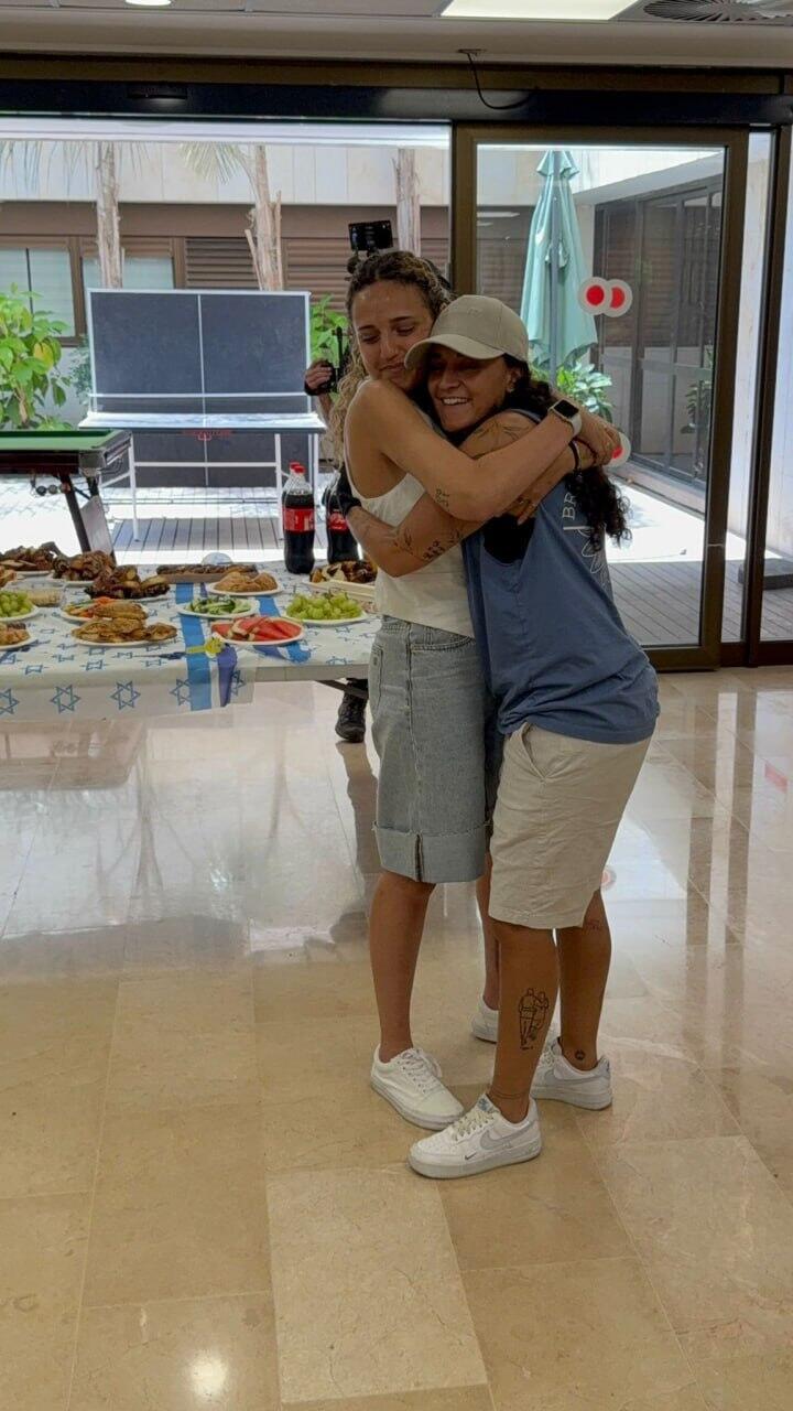 רומי גונן משתחררת מהמרכז הרפואי שיבא לאחר כ-5 חודשי אשפוז בשיקום