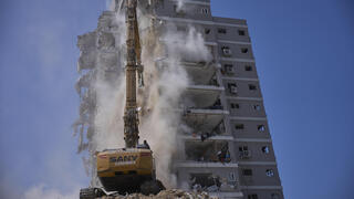 הריסת הבניין שנפגע פגיעה ישירה מטיל בבת ים