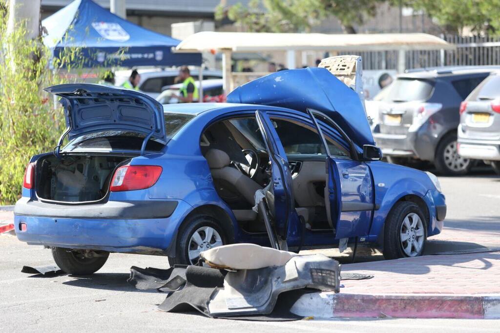 The attackers reportedly arrived at the scene in a stolen blue car with Israeli license plates (Photo: Alex Kolomoisky) הרכב בו הגיעו המחבלים לגוש עציון