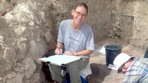Dr. Elizabeth Arnold at Tel Tzafit (Photo: PLOS One journal) ד"ר אליזבת ארנולד (משמאל) בעת חשיפת אחד משרידי האתונות בתל צפית