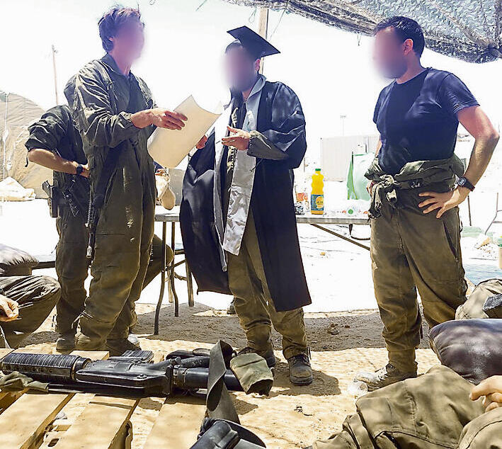 אהד, לוחם שריון במילואים, קיבל תואר ד"ר בלב עזה