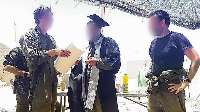 אהד, לוחם שריון במילואים, קיבל תואר ד"ר בלב עזה