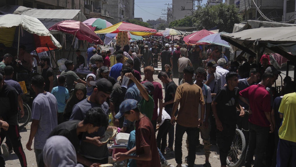 Уличный рынок в Газе (Фото: AP Photo/Jehad Alshrafi) סחר במזומן ישראלי ישן בעזה
