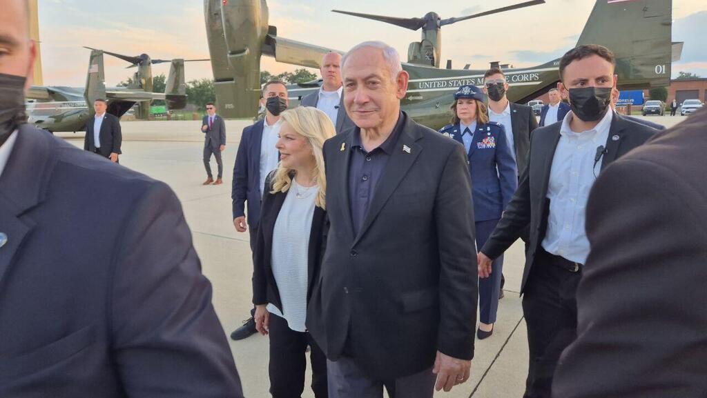 Prime Minister Benjamin Netanyahu and his wife Sara boarding flight back to Israel (Photo: Ilana Curiel) ראש הממשלה בנימין נתניהו שרה מטוס כנף ציון וושינגטון ארה"ב ארצות הברית