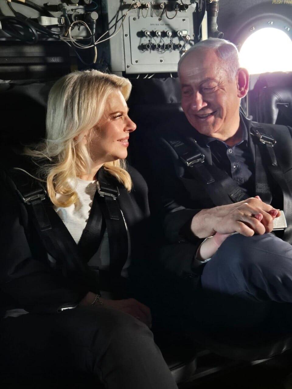 "וואו! הם מתאימים לכל כך הרבה פרויקטים ביחד ולחוד". ראש הממשלה נתניהו ורעייתו שרה (צילום: דוברות ראש הממשלה) נתניהו ורעייתו טסים באחד ממטוסי הטייסת הנשיאותית, כמחווה מטראמפ
