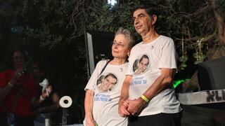 שמחה ולאה גולדין, הוריו של החטוף הדר גולדין, בכיכר החטופים