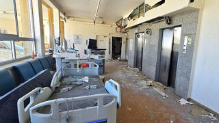 הנזק העצום לבניין הכירורגי הצפוני בבית החולים סורוקה שנפגע ישירות מטיל