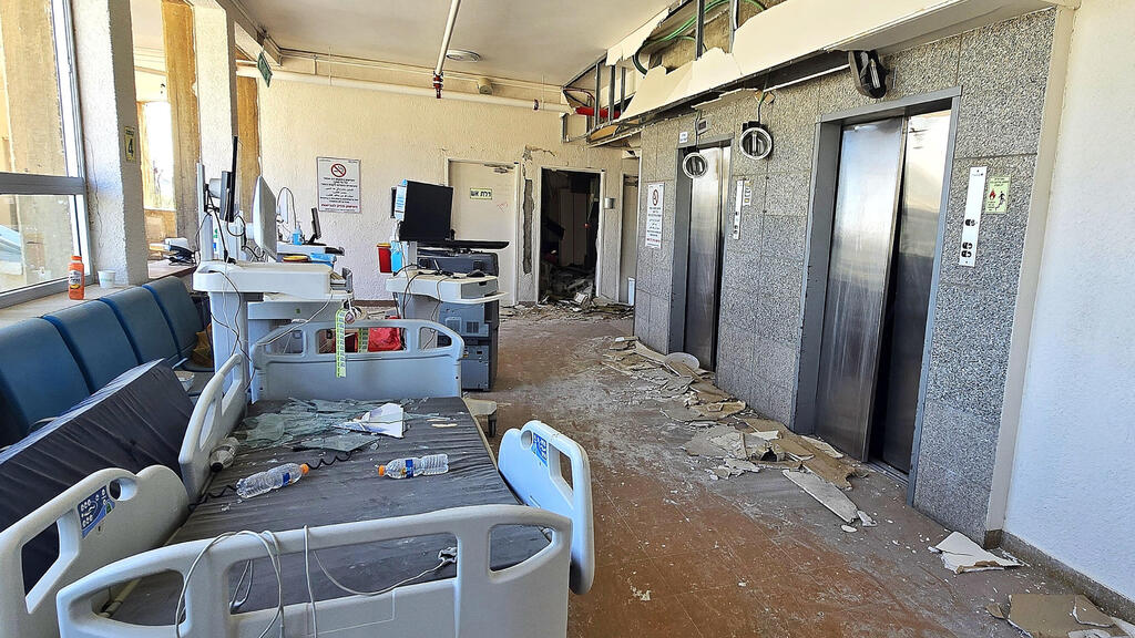 הנזק העצום לבניין הכירורגי הצפוני בבית החולים סורוקה שנפגע ישירות מטיל