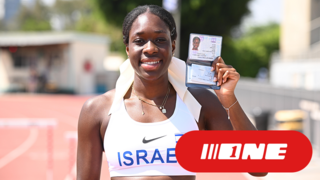מרסי אפריפה עם תעודת הזהות הישראלית 