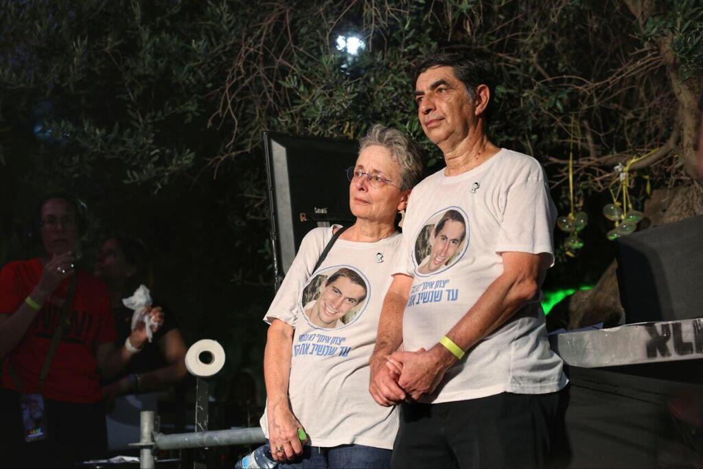 שמחה ולאה גולדין, הוריו של החטוף הדר גולדין, בכיכר החטופים