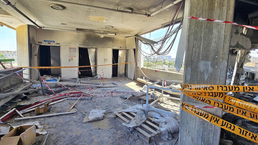 הנזק העצום לבניין הכירורגי הצפוני בבית החולים סורוקה שנפגע ישירות מטיל