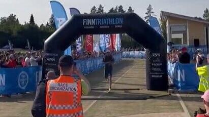 נשיא פינלנד אלכסנדר סטוב מקום שני טריאתלון
