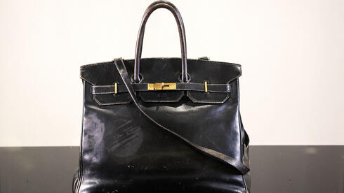 תיק בירקין המקורי שהיה שייך לג'יין בירקין במכירה פומבית בסותבי'ס