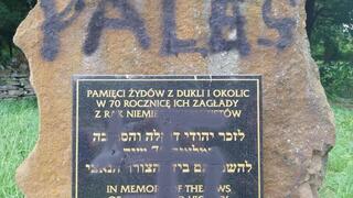 המצבה שהושחתה בצלב קרס