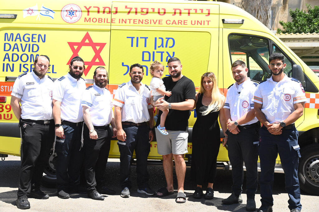 דן אואט שטבע ב בריכה בבית סבתו נפגש עם צוות מד"א שהציל אותו