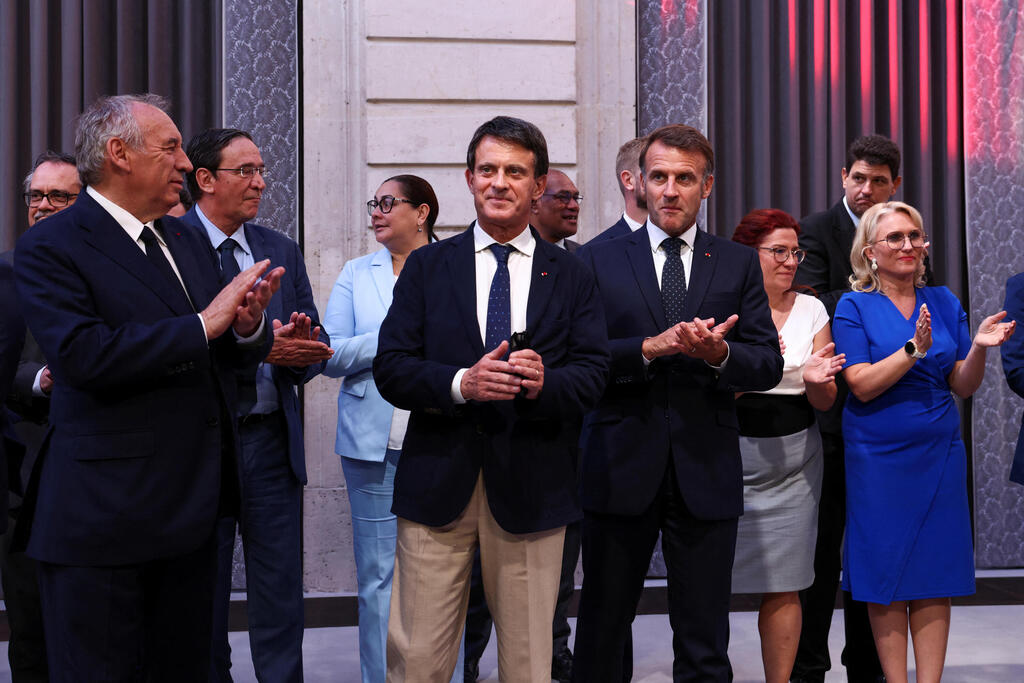 נשיא צרפת עמנואל מקרון ראש הממשלה פרנסואה באירו והשר מנואל ואלס אחרי ההודעה על הפיכת קלדוניה החדשה למדינה 