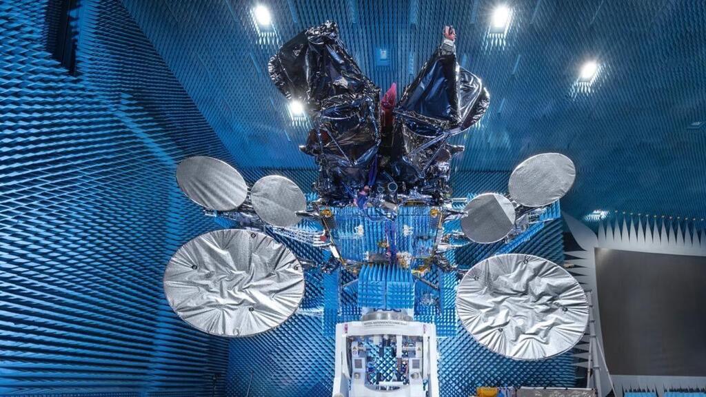 洋書 Digital Communications Satellite / Earth Way to New Worlds | As of 2025, approximately 10,000 active