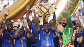 שחקני צ'לסי מניפים את גביע העולם למועדונים