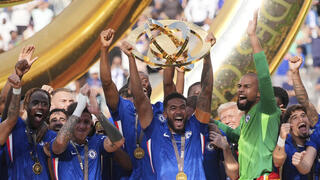 שחקני צ'לסי מניפים את גביע העולם למועדונים