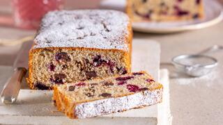 עוגה בחושה טבעונית עם פירות יער ושקולד צ'יפס