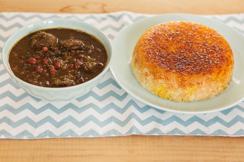 Блюдо персидской кухни горме сабзи с травами 