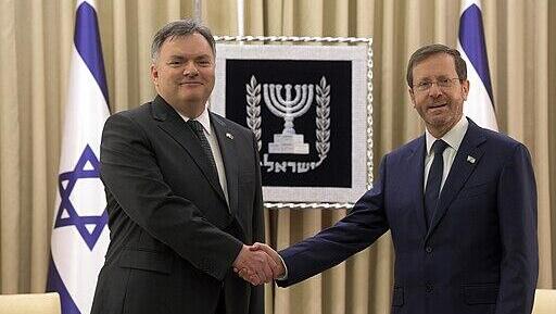 Amb. Arman Akopian presents his credentials to President Isaac Herzog