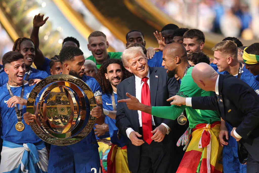 The awkward moment from last summer, when Chelsea lifted the Club World Cup trophy. Could it happen again at the World Cup final? (Photo: Buda Mendes / GETTY IMAGES NORTH AMERICA / AFP) טראמפ