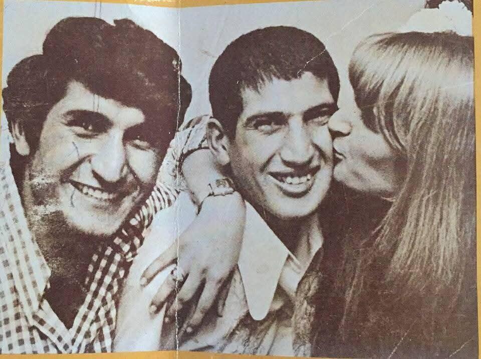 שמוליק מנחם חוזר מהשבי המצרי. עם אחיו, רותי ושאול