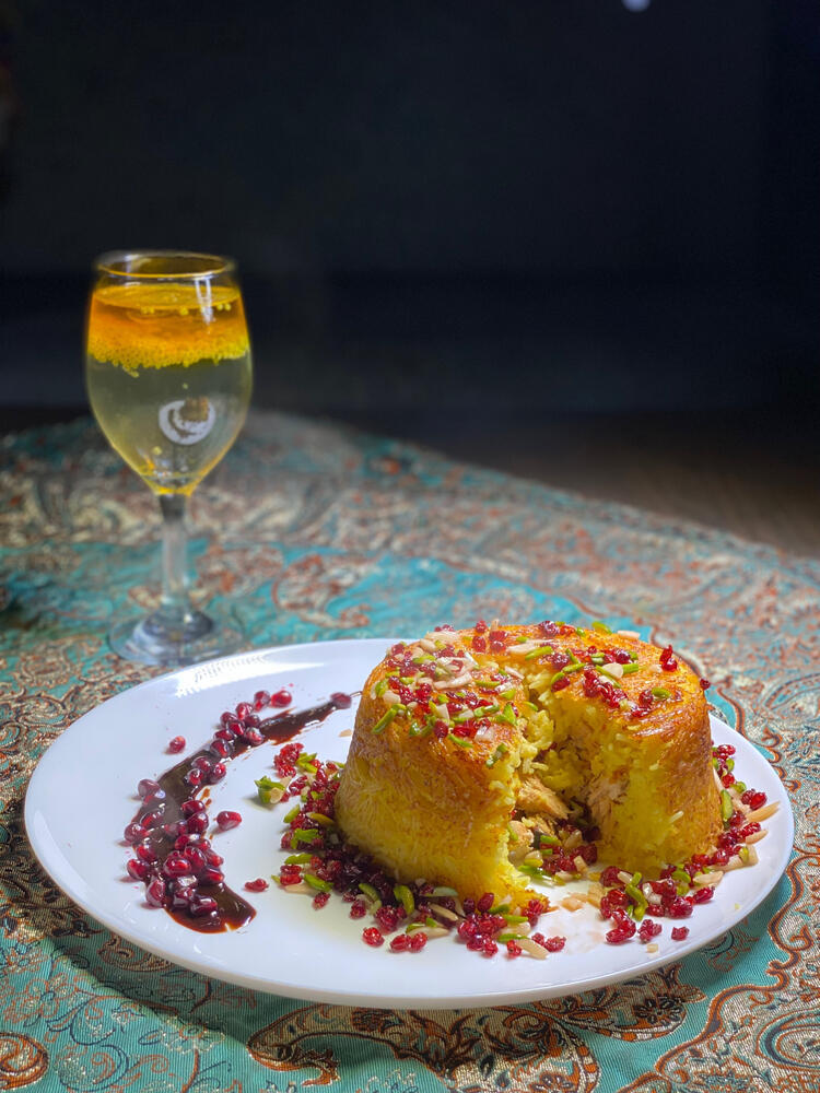 Персидское блюдо тахчин с рисом, курицей и шафраном 