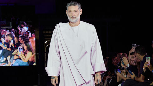 אסף גרניט מדגמן את פרויקט הגמר "תפנית" של ניצן סואיה-ליבלר בבצלאל, 2025