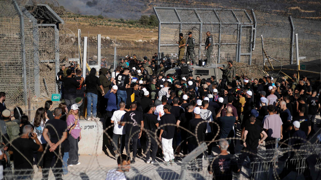 Israeli Druze break through the border fense with Syria during massacre of Syrian Druze (Photo: Jalaa Marey / AFP) דרוזים רמת הגולן פורצים את הגבול ל סוריה בצל חשש לאחיהם ב סווידא א-סווידא