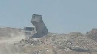 המשאית אחריה בוצע המרדף על ידי פקחי עיריית ירושלים, בעת השלכת הפסולת