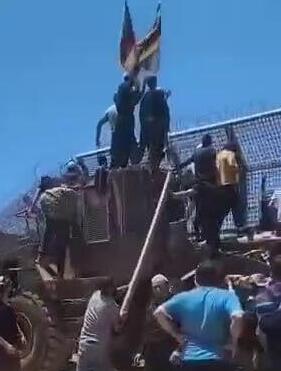 צעירים דרוזים מנסים להסתער על שער מג'דל שמס