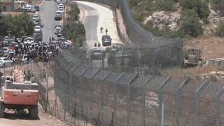 צעירים דרוזים מנסים להסתער על שער מג'דל שמס
