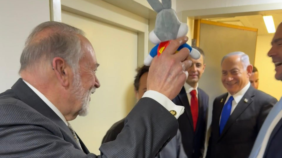 האקבי הגיע למשפט נתניהו עם בובת באגס באני