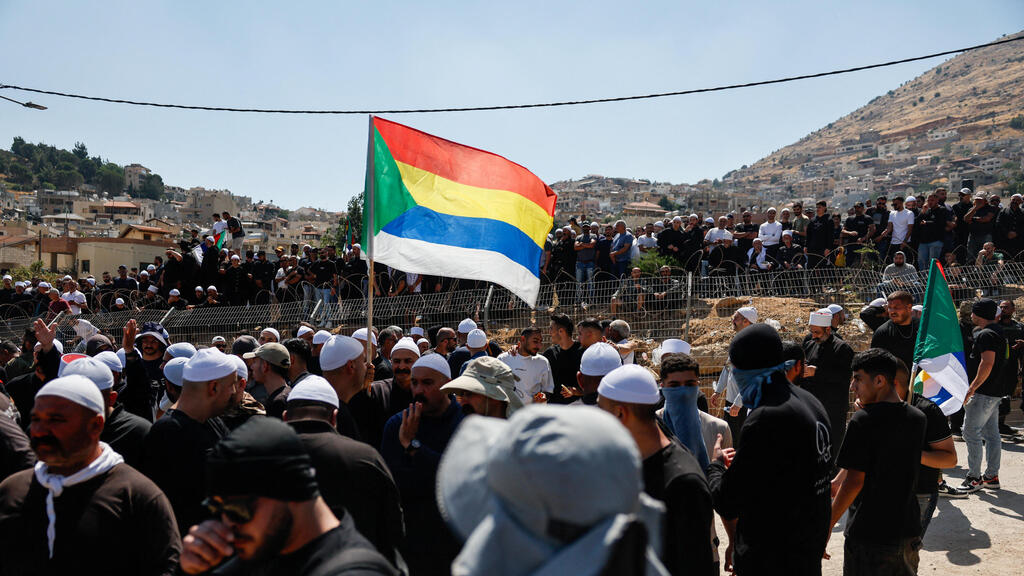 קרובי משפחה דרוזים נפגשים באזור החיץ בין סוריה לרמת הגולן