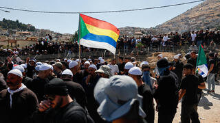 קרובי משפחה דרוזים נפגשים באזור החיץ בין סוריה לרמת הגולן