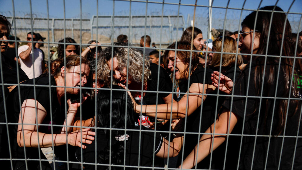 אישה דרוזית סורית פוגשת את אחותה הדרוזית בהגעתה לצד הישראלי