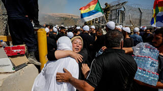 אישה דרוזית סורית פוגשת את אחותה הדרוזית בהגעתה לצד הישראלי