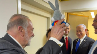 האקבי הגיע למשפט נתניהו עם בובת באגס באני