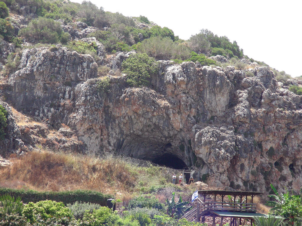 Entrance to the caves (Photo: Prof. Erella Hovers) הכניסה למערת כבארה