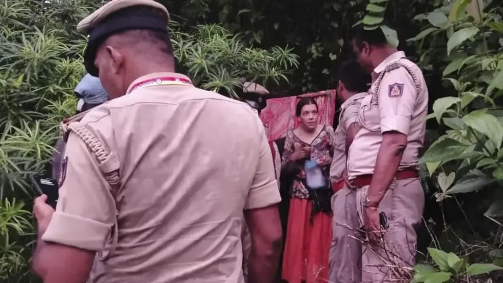 אישה נמצאה חיה ב מערה עם בנותיה ב הודו