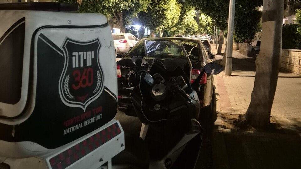 Волонтеры ЗАКА возле дома, где было обнаружено тело (Фото: ЗАКА ) גופה במצב שלד אותרה בדירה בראשון לציון