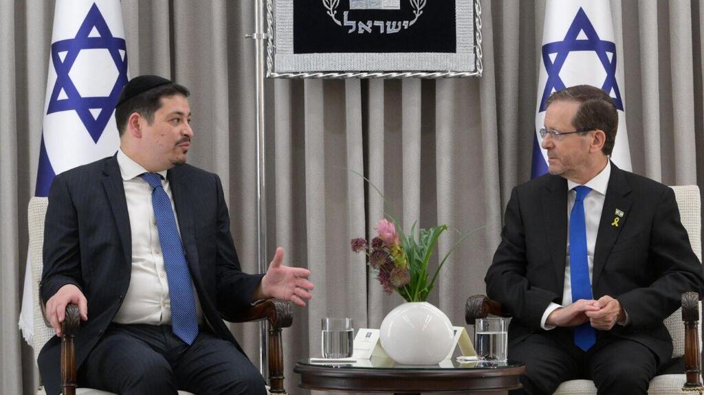 Rabbi Binyamin Hamra, the chief rabbi of Syrian and Isaac Herzog (Photo: GPO/ Amos Ben Gershom) ברקע הטבח הסורי בדרוזים - נשיא המדינה יצחק הרצוג נפגש עם ראשי הקהילה היהודית הסורית