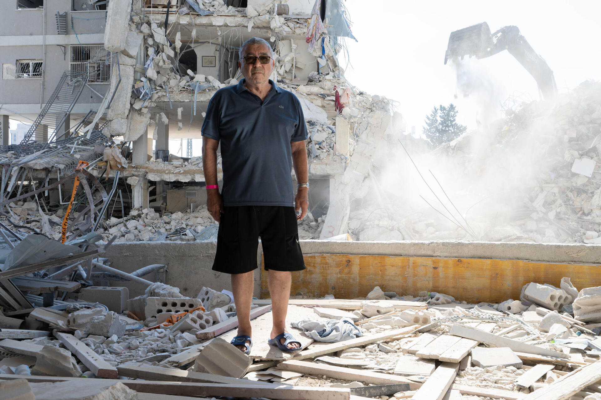 אלי יצחקיאן ליד חורבות ביתו בבת-ים 