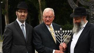 מקבל חנוכייה מהרבנים