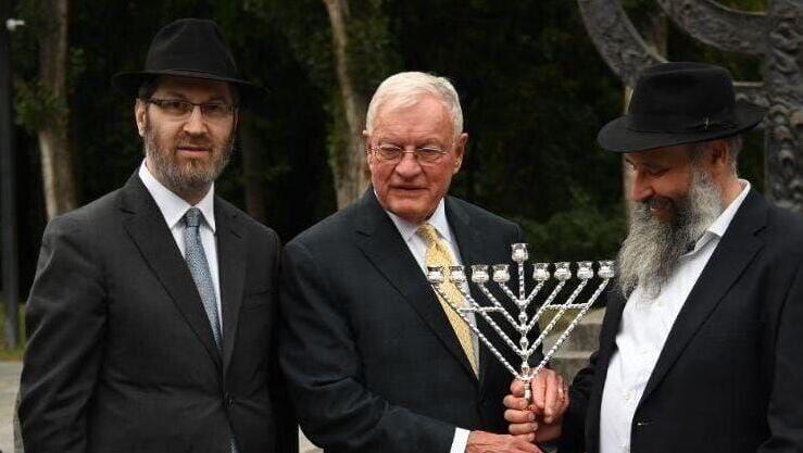 מקבל חנוכייה מהרבנים