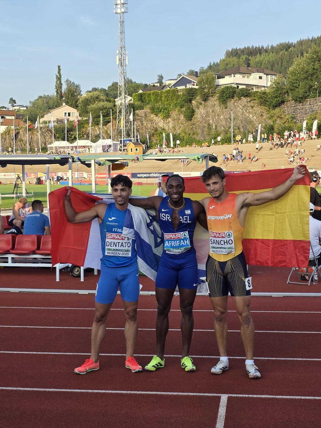 Afrifa (center) alongside Italy’s Damiano Dentato and Spain’s Jaime Sancho (Photo: Israeli Athletics Association) בלסינג אפריפה מנצח בגמר 200 מ' באליפות אירופה עד גיל 23