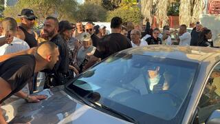 איימן עודה נמלט מהפגנה בנס ציונה